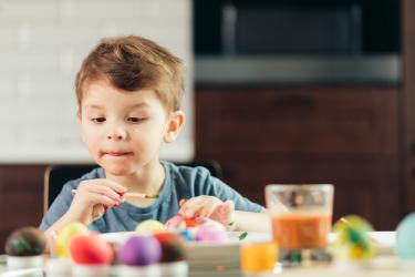 Защо на Велики четвъртък първото яйце е червено  