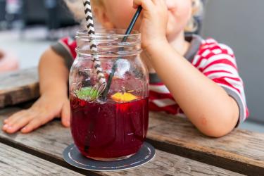 Как да научим детето да пие със сламка  