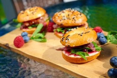 Готвим заедно и вкусно: Мини бургери с шунка, малини и боровинки 
