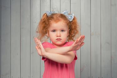 3-годишният дявол, който стреля по вас с „Няма пък“ 