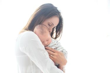 Защо бебето губи тегло в първите дни от живота 