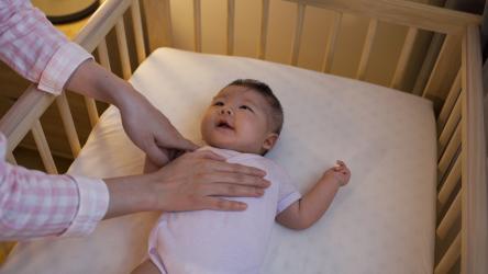 Бебето се буди често през нощта. Защо 
