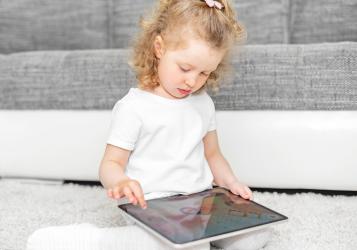 Детето не се отделя от таблета 