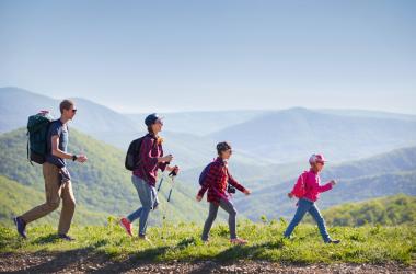 Какви награди ще получите в юнското издание на конкурса „Синьо лято“ с „Новите родители“ 