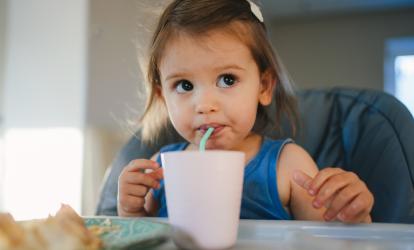 Как да научим детето да пие със сламка  