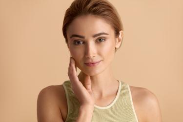 Защо толкова често си пипаме лицето? 