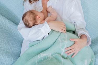 Бебето хапе гърдата, докато се храни  