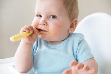 Бебето започва да яде твърди храни 