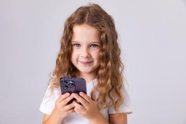 Редно ли е да дадете смартфон на малкото дете? 