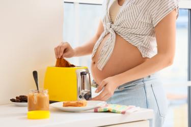 Може ли бременната да замени захарта с мед  