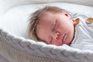 Защо бебето се ражда с  „прическа“, а по-късно остава без коса 