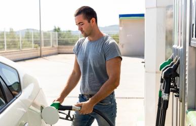 Детето пита: Защо сипваме гориво в колата  