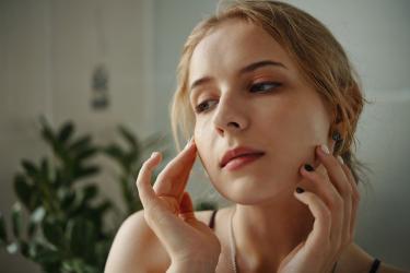 Защо толкова често си пипаме лицето? 