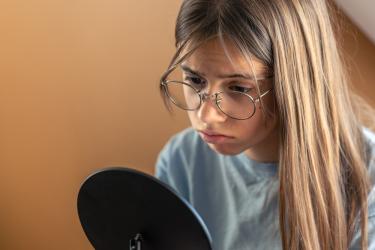 Тийнейджърката се мисли за грозновата  