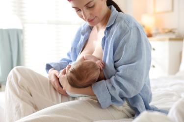 Бебето заспива само, ако го кърмите  