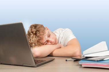 Колко трябва спят тийнейджърите 