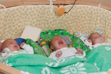 Три сестри родиха по едно и също време 