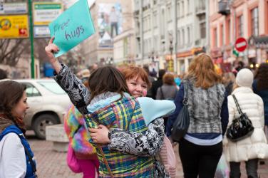 Ученици подаряват топли прегръдки  