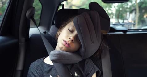 Баща създаде възглавница за път във формата на прегръдка 