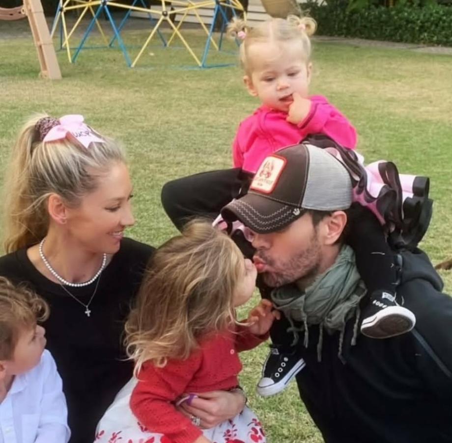 Енрике Иглесиас и Анна Курникова посрещнаха бебе №4 