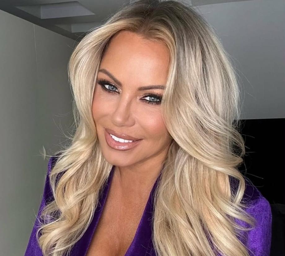 Камелия с 2 малки деца и 2 филипинки помощнички 