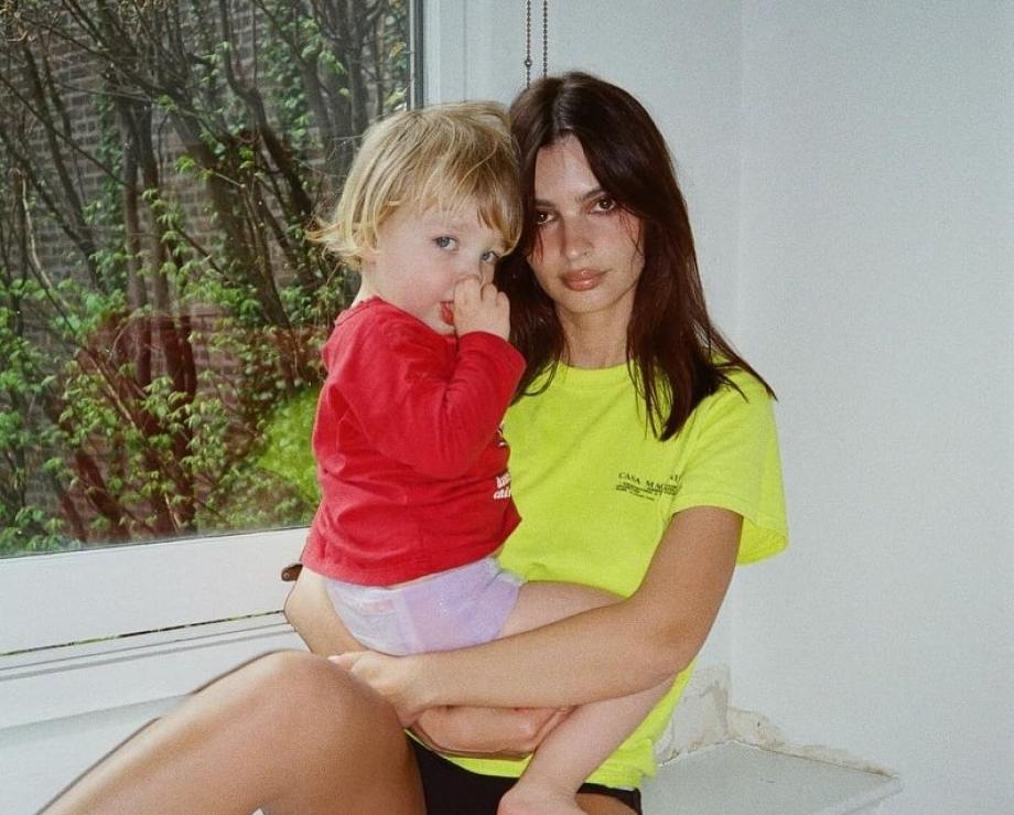 Емили Ратайковски показа как се забавлява с 3-годишния си син 