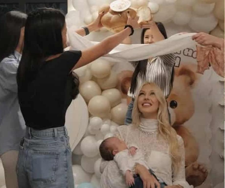 Натали Трифонова кръсти Арън 