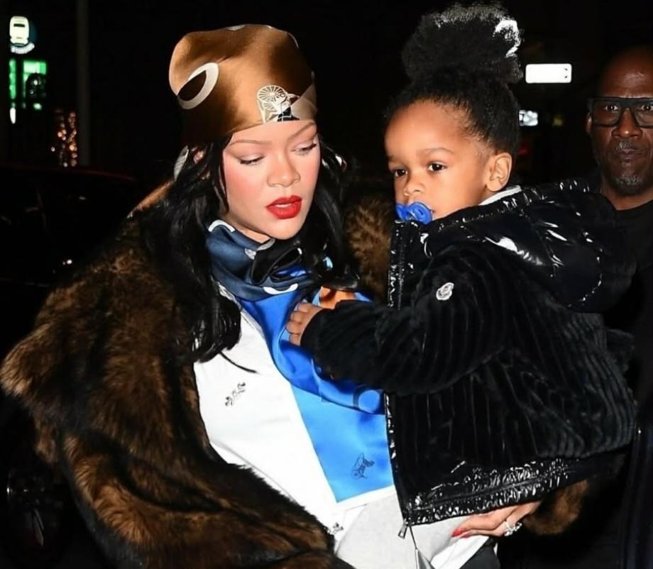 Риана и A$AP Rocky заведоха синовете си на коледна разходка 