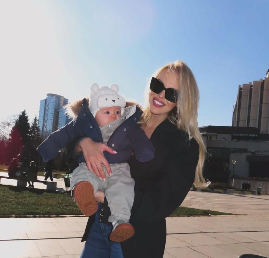 Бебето на Натали Трифонова в прегръдките на татко 