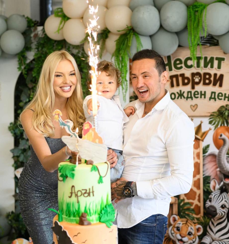 Семейно: Натали Трифонова,  Мартин Чой и Арън пред тортата