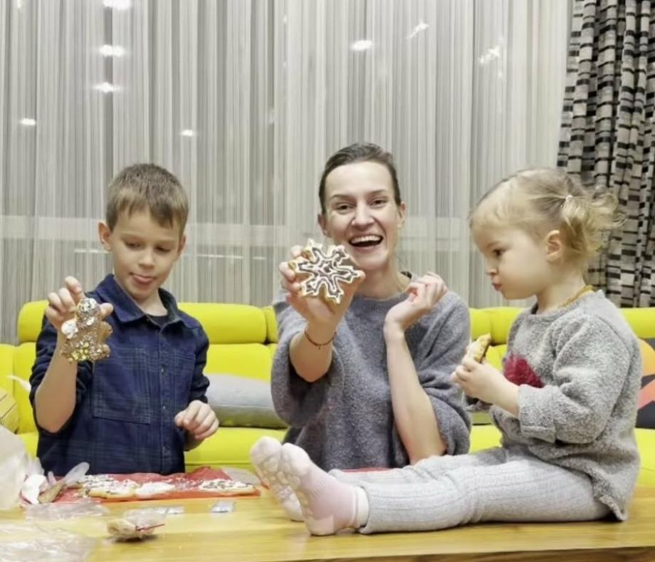 Дария Симеонава рисува коледни сладки с децата 