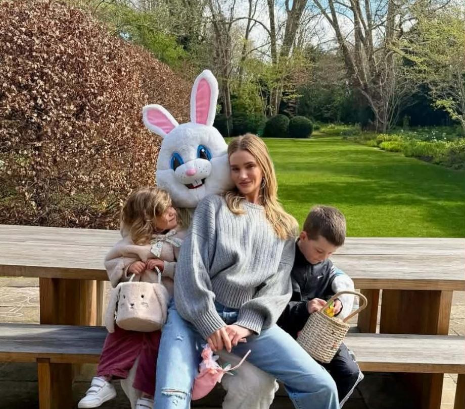 Роузи Хънтингтън-Уайтли и Джейсън Стейтъм с децата на Великден