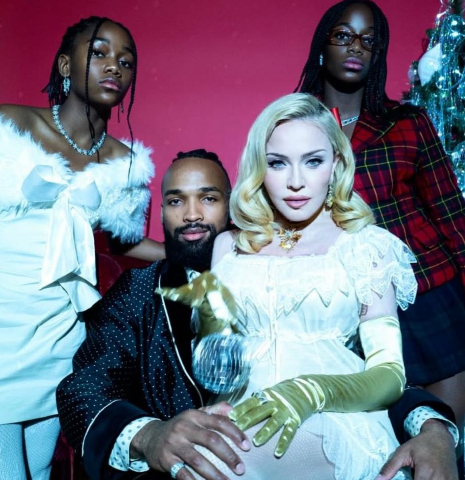 Мадона с приятеля и дъщерите си на празнична фотосесия