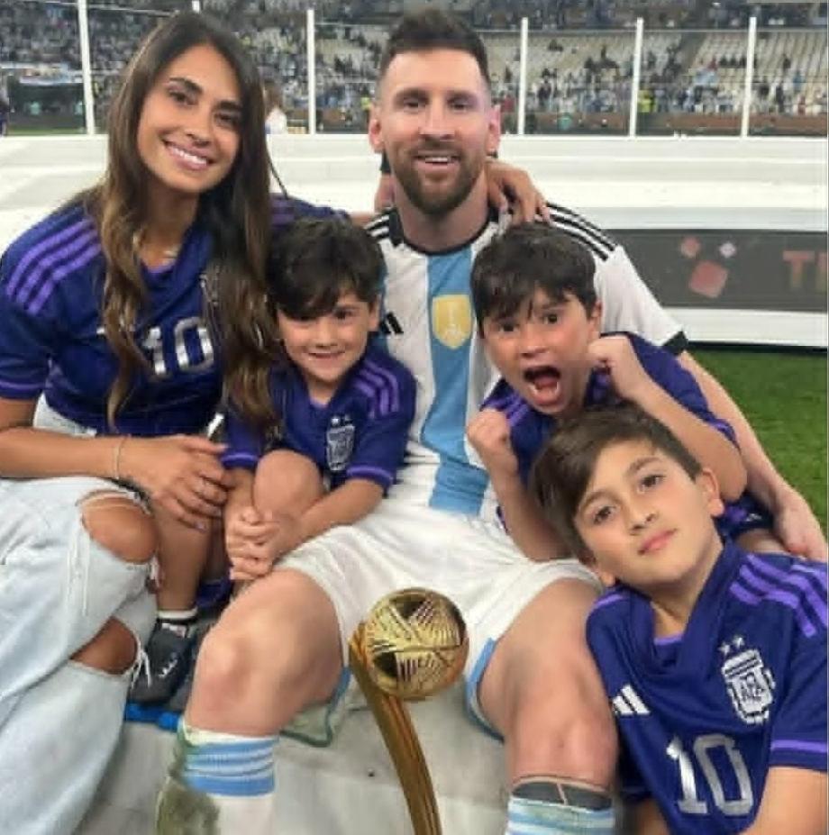Лионел Меси  празнува победата заедно със семейството си 
