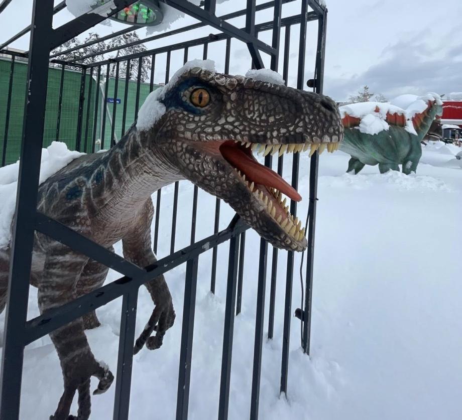 Динозаври оживяват на паркинга на Kaufland в столичния кв. „Дружба“