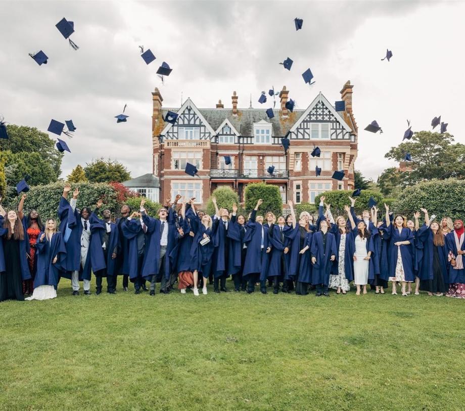 Елитни пансионни училища със стипендии и програма с академията на Тотнъм