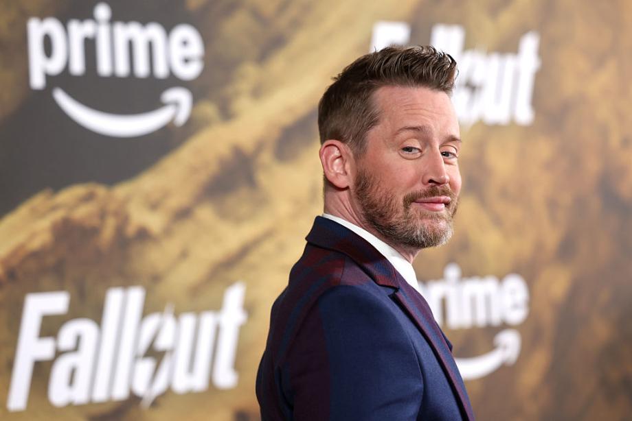 Маколи Кълкин и Бренда Сонг използват „Сам вкъщи“ като урок