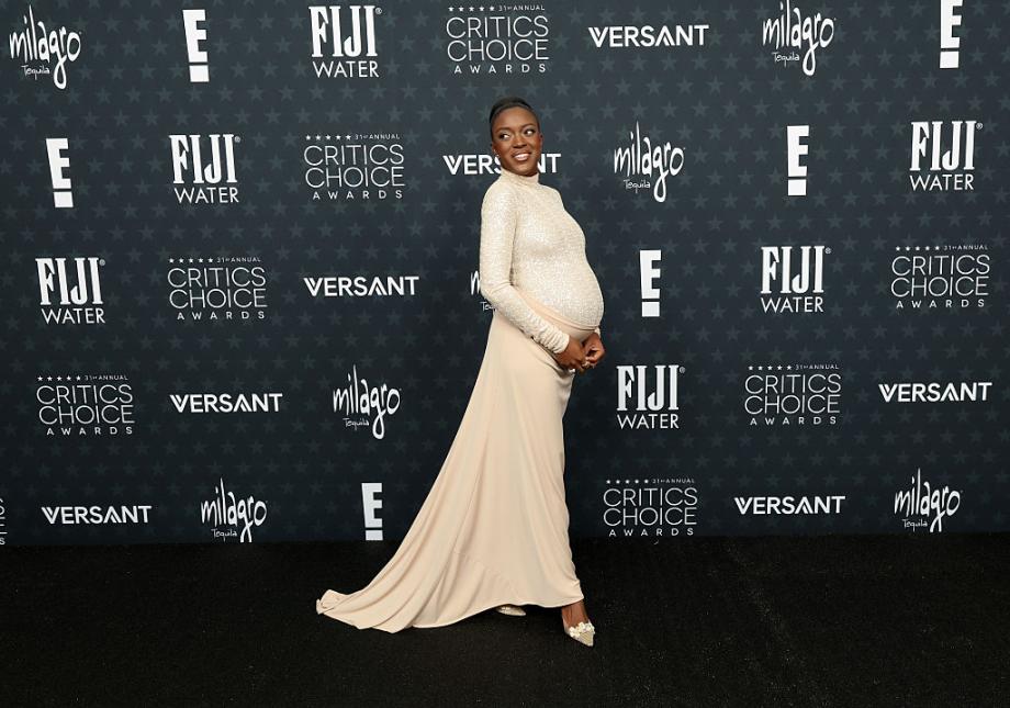 Крис Маршал актуализира бременността си