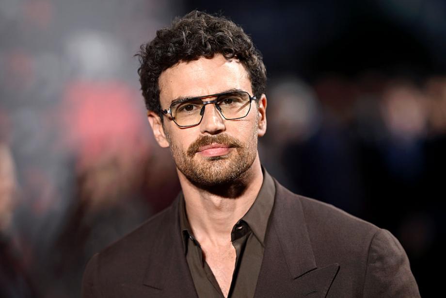 Тео Джеймс споделя защо e „ужасяващо“ да има момче