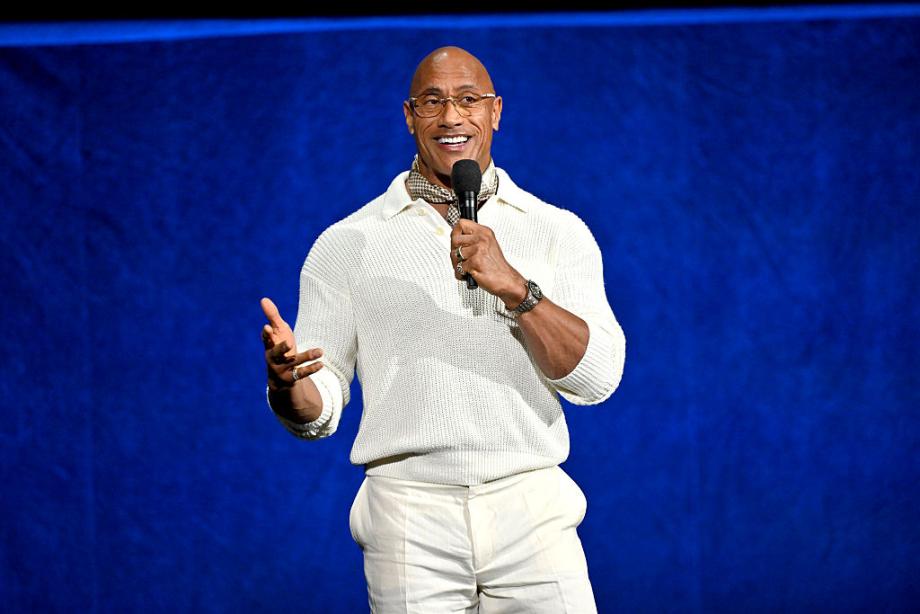 Дуейн Джонсън пя на дъщеря си за рождения й ден 