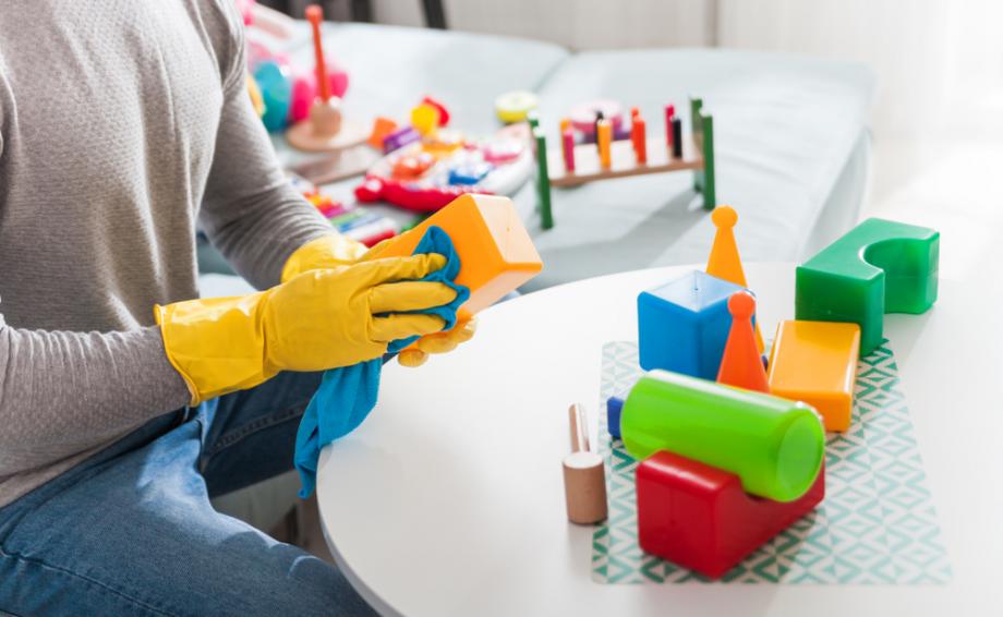 Как правилно да почистим детските играчки