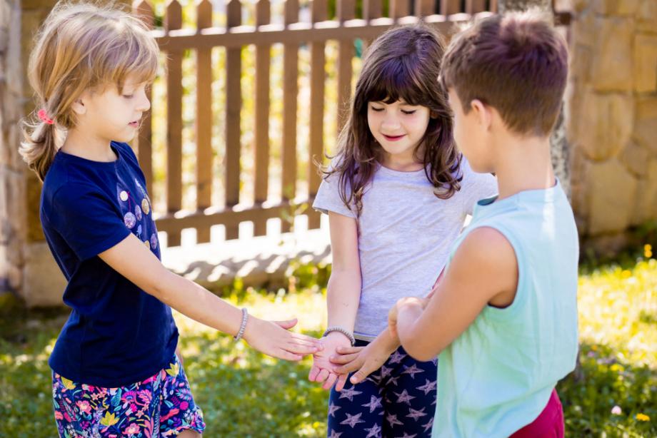 Как да улесните общуването на децата с връстниците им през ваканцията