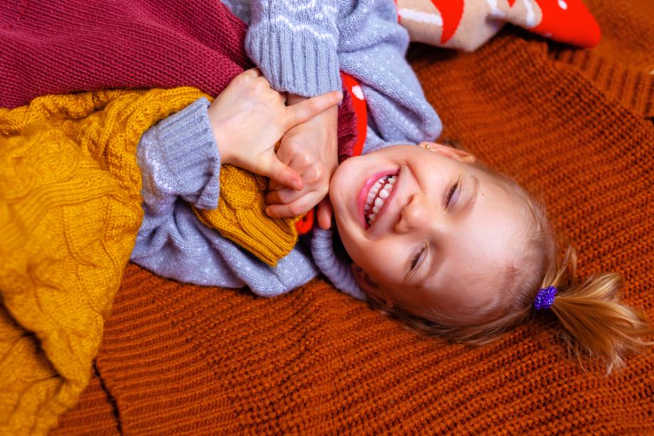 Хлапето упорито отказва да се облича само