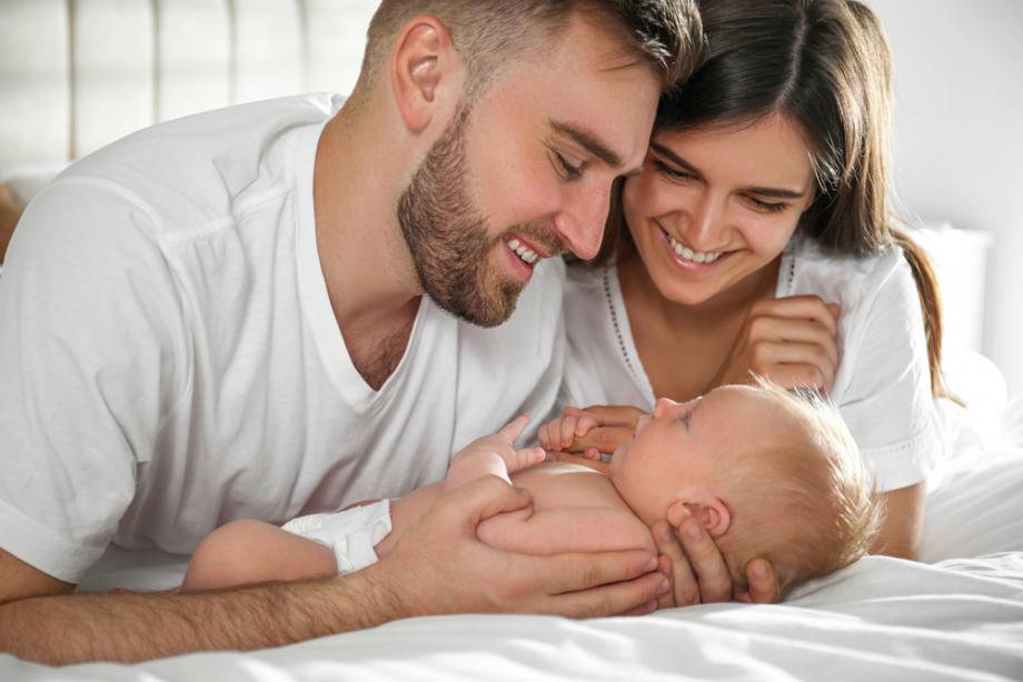 Как бебето разпознава родителите, още преди да ги види
