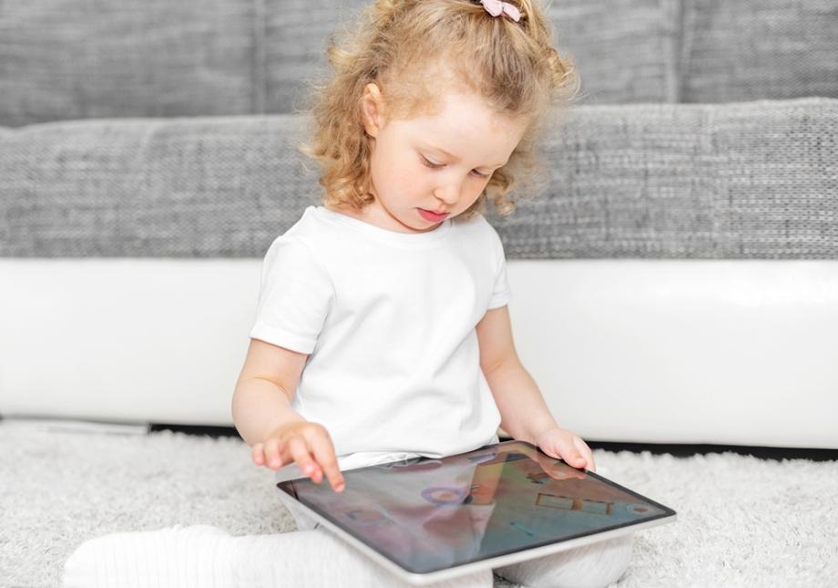 Детето не се отделя от таблета