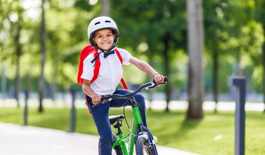 Момчето спортува