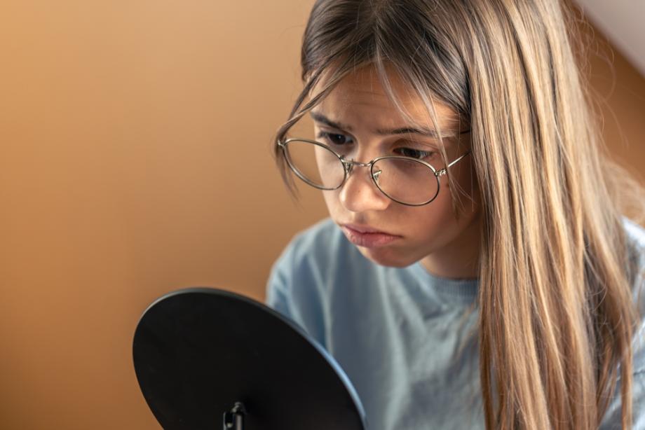 Тийнейджърката се мисли за грозновата 