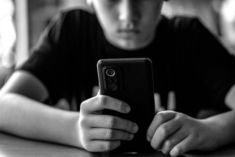 Децата, телефоните и социалните мрежи: помагат ли забраните (подкаст)
