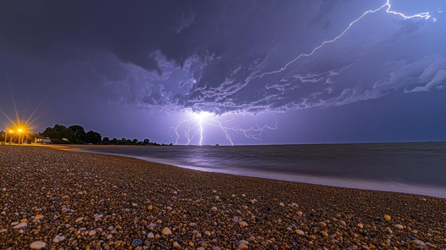 Защо не трябва да плувате по време на гръмотевична буря