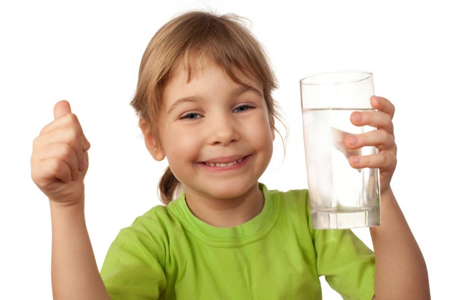 Колко вода трябва да пие бебето и малкото дете